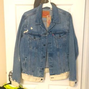 Levi’s trucker jacket denim, NOTE:!item is gently used; No Longer has the tags